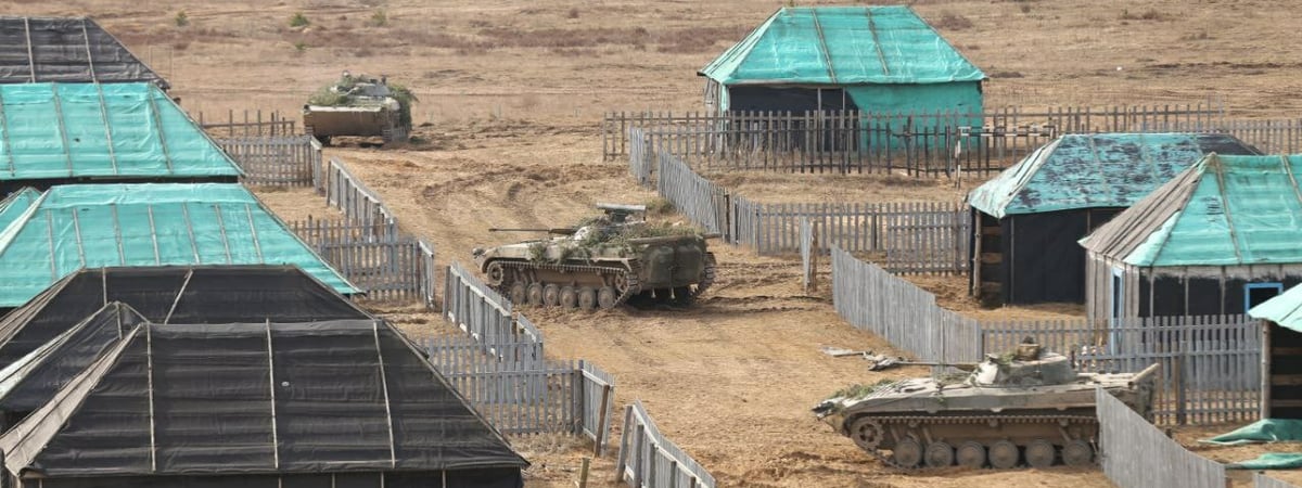 Минобороны Беларуси показало штурм населенного пункта танками — Фото