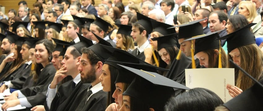 Тысячи украинцев заканчивают учебу на фоне опасений "остаться или уехать"