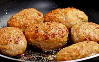 Замените лук в котлетах этим овощем. Они будут мягкие и сочные как никогда — Полезно