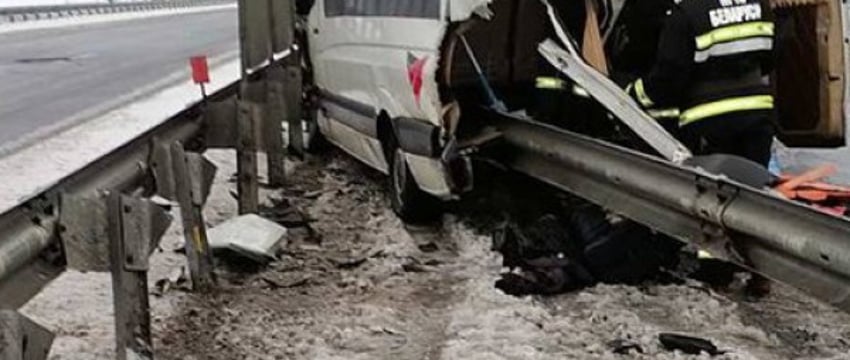 Водитель отвлекался на телефон, маршрутка врезалась в ограждение. Что выяснили следователи