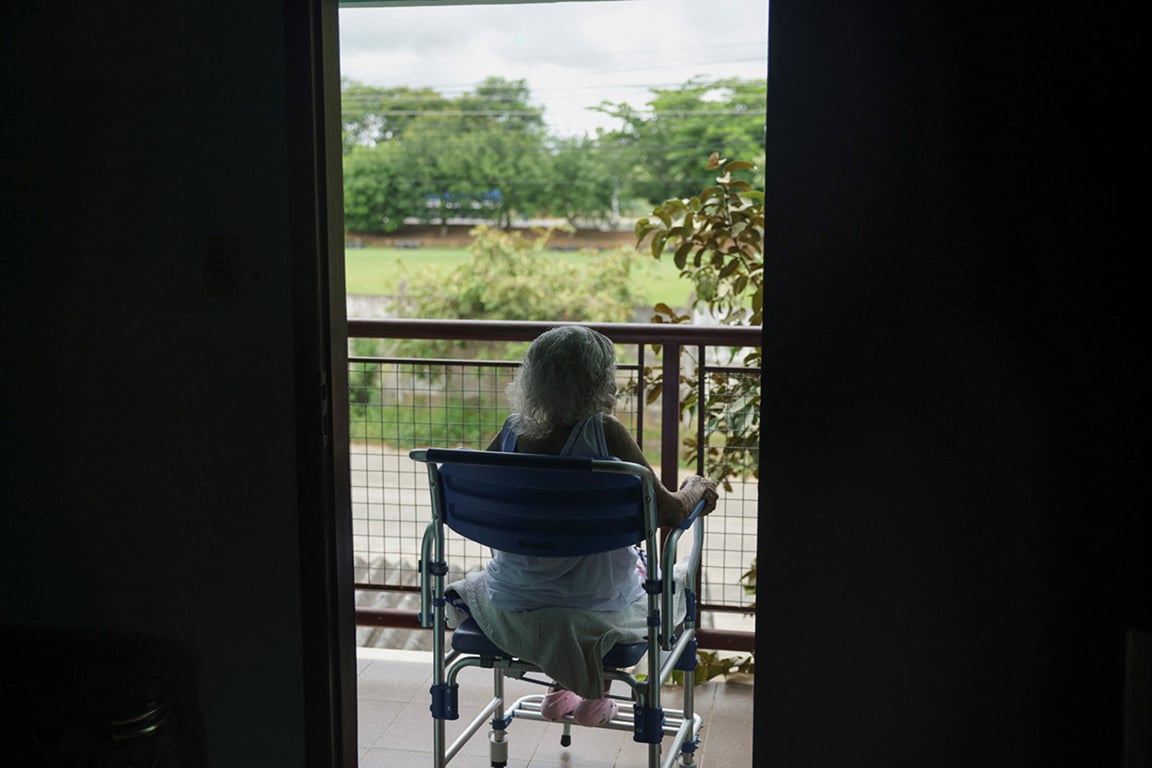 119-летняя Деолира Глисерия Педру да Силва сидит на балконе своего дома в Итаперуне, штат Рио-де-Жанейро, Бразилия, 14 января 2025 года. Фото: Reuters