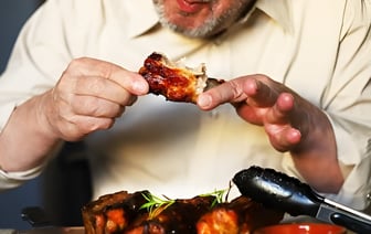 Как сделать жареное мясо менее вредным? Доктор Комаровский назвал 7 простых способов — Видео