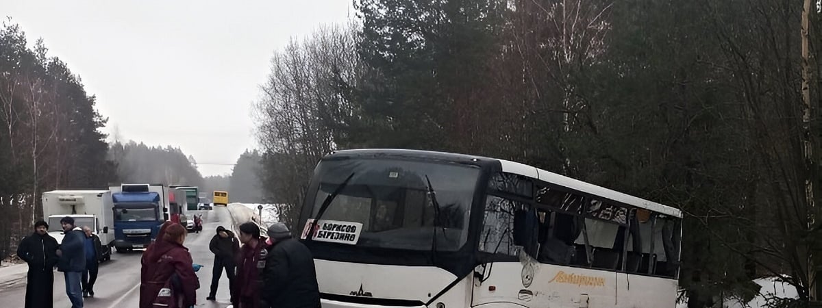 В ДТП под Борисовом рейсовый автобус столкнулся с грузовиком и легковушкой — Фото