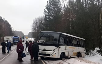 В ДТП под Борисовом рейсовый автобус столкнулся с грузовиком и легковушкой — Фото