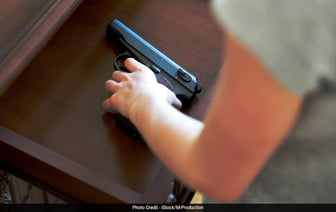 Мальчик из США умер после того, как застрелился из пистолета, который нашел в родительской спальне.