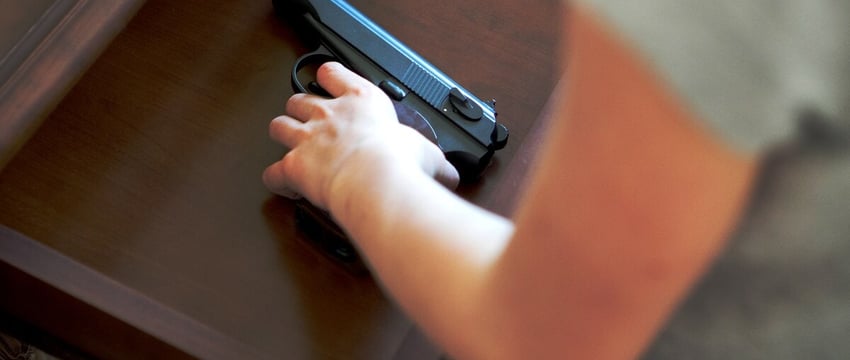 Мальчик из США умер после того, как застрелился из пистолета, который нашел в родительской спальне.