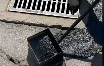 «А что, так можно было без лужи? ????» — В Сети показали, как ремонтируют асфальт в США. Зрители разделились в оценке — Видео