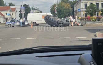 В  Бресте на перекрестке перевернулся автомобиль. Рассказываем подробности