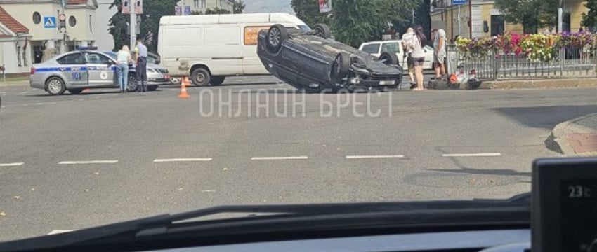 В  Бресте на перекрестке перевернулся автомобиль. Рассказываем подробности
