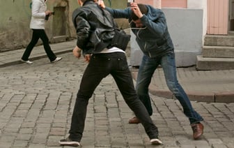 Инцидент в Гродно: парень ударил прохожего, милиция вмешалась