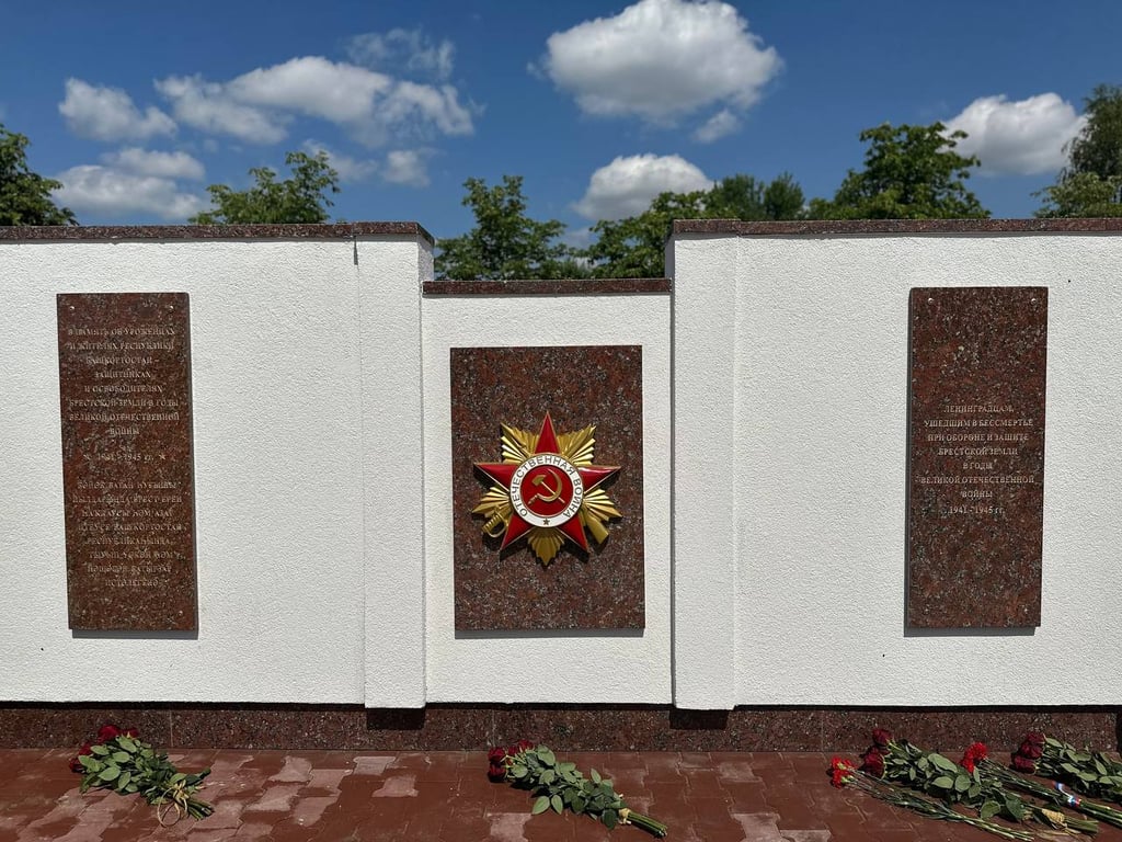 В Бресте состоялось открытие двух информационных досок на Аллее Памяти на Гарнизонном кладбище