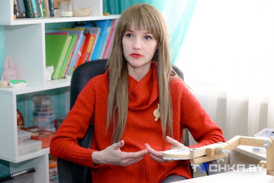 Создает броши и борется с раком: белоруска развивает бизнес на ювелирной вышивке
