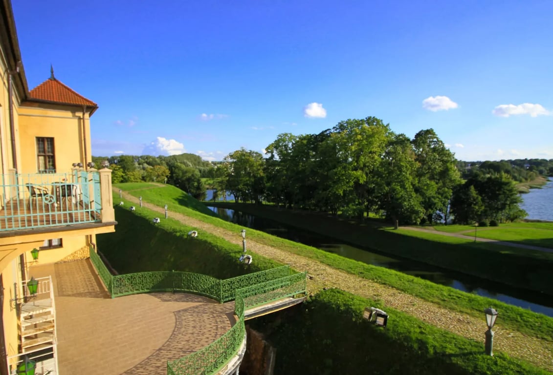 Дорого и с привидениями: ночуем в древнем замке в Беларуси