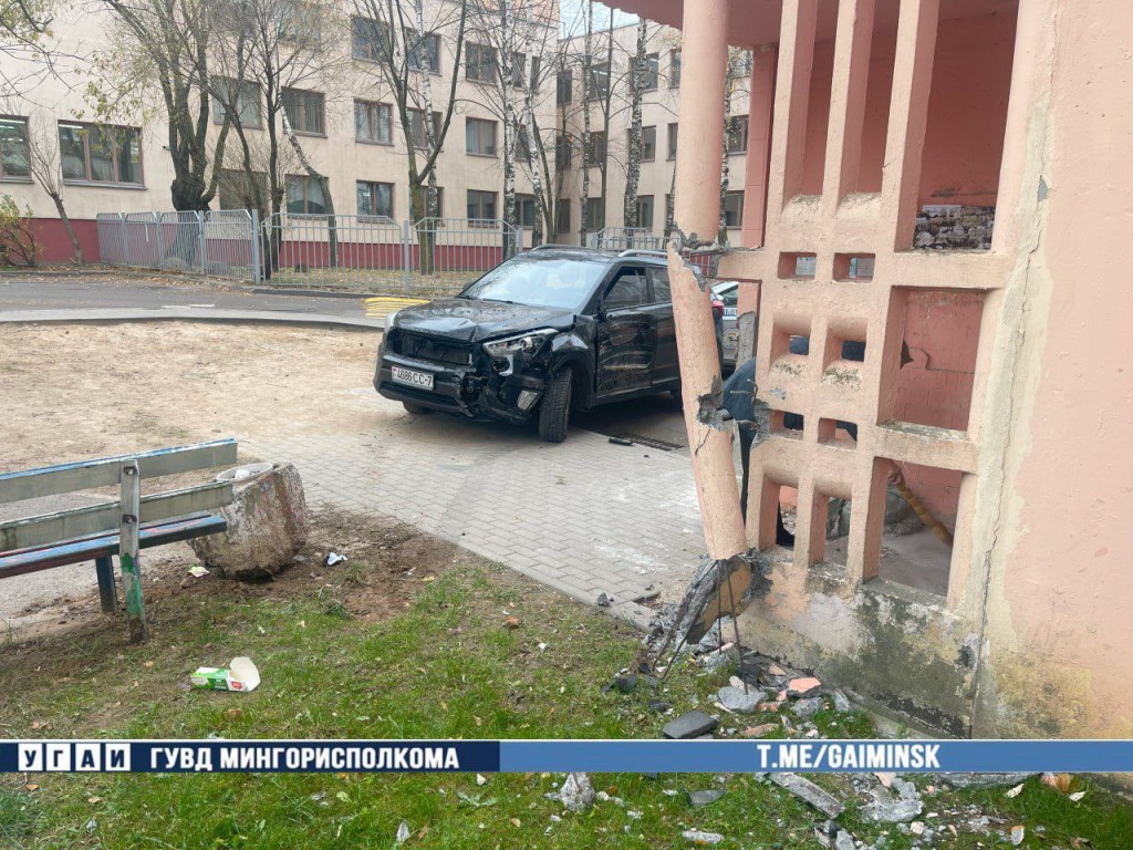 Машина въехала в многоэтажку в Минске