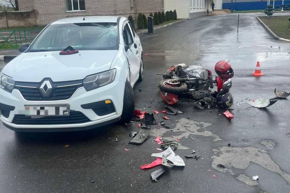 В Орше столкнулись легковушка и скутер, пострадали два человека. Фото ГАИ