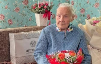 Лукашенко поздравил свою учительницу со 100-летием