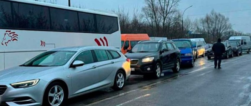 «Жесть и ад». Белорусы рассказали, как стоят в очереди на границе с Польшей