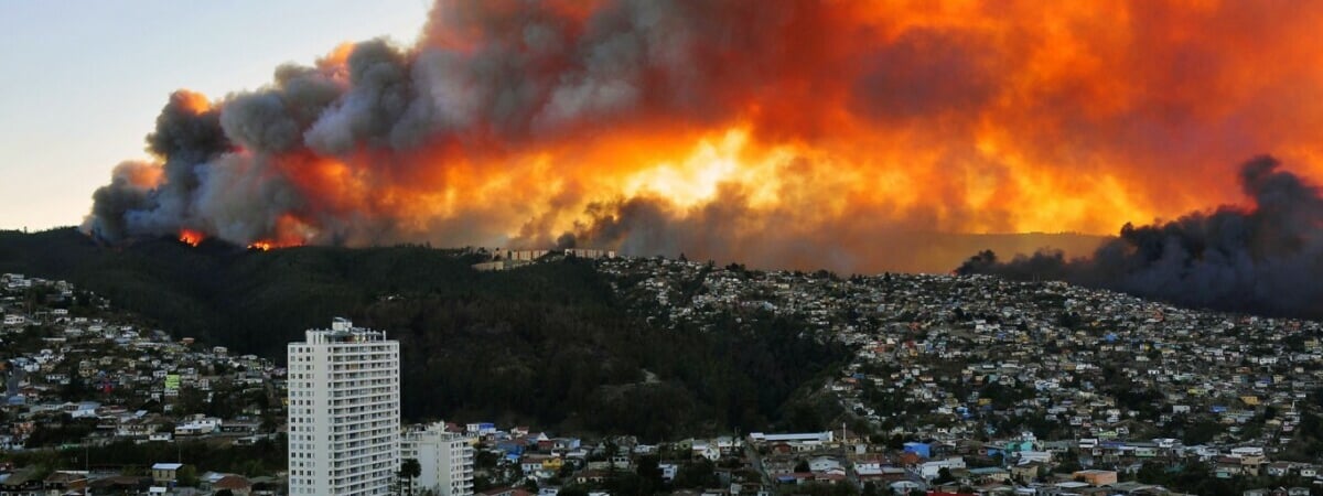В Чили сильнейшие пожары убили более 100 человек и продолжают распространяться — Видео