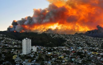 В Чили сильнейшие пожары убили более 100 человек и продолжают распространяться — Видео