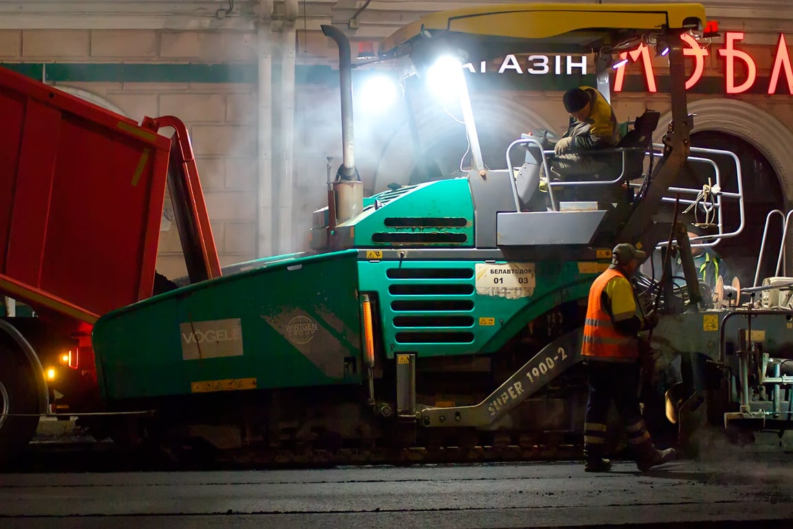 Асфальтоукладчик за работой. Ночные работы по замене асфальтобетонного покрытия на улице Ленина в Витебске. Фото Сергея Серебро