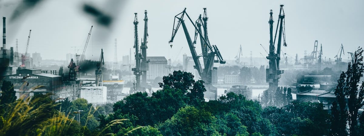 Цены на нефть слабо меняются утром в пятницу и остаются у полугодовых минимумов