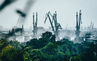 Цены на нефть слабо меняются утром в пятницу и остаются у полугодовых минимумов