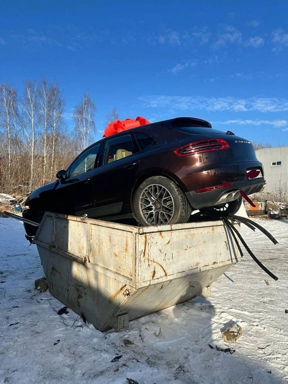 Мужчина выбросил Porsche в мусор. Это был подарок для жены, но он ей не понравился