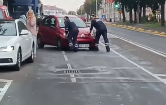В ГАИ показали, как в Полоцке поехала машина без водителя — Видео