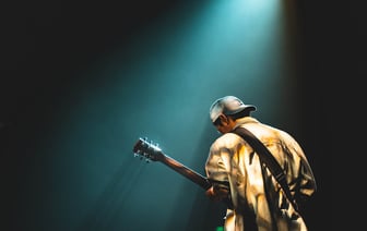 Российский юморист Святослав Ещенко выступит в Новополоцке с новой программой «Пора порадоваться!».