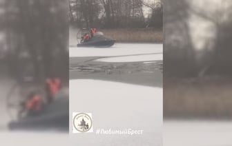 «Лучше мины поставить» — Брестские спасатели показали радикальный способ защиты рыбаков от утопления. Оценили не все — Видео