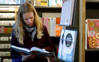 Книги Мураками и жены главы МИД Польши пополнили список запрещенных к продаже в Беларуси — Официально