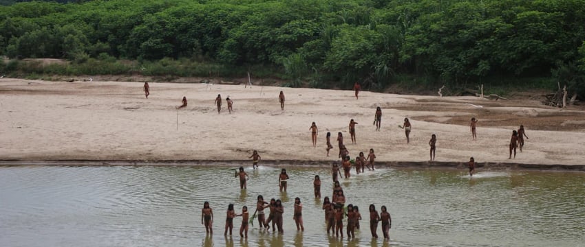Самое большое изолированное племя в мире редко появляется на новых кадрах.