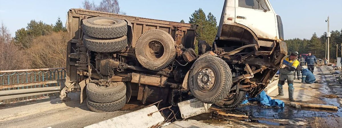 В Лидском районе на мосту перевернулся «МАЗ» — последствия устраняли 3 часа