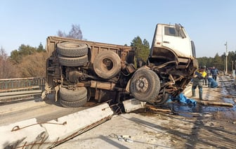 В Лидском районе на мосту перевернулся «МАЗ» — последствия устраняли 3 часа