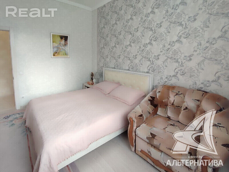 Этот дом в центре Бреста — межвоенный польский функционализм. Там продают интересную квартиру