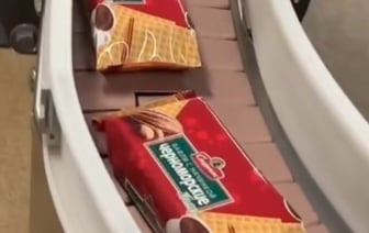 Гомельские кондитеры показали, как делают известные белорусские вафли