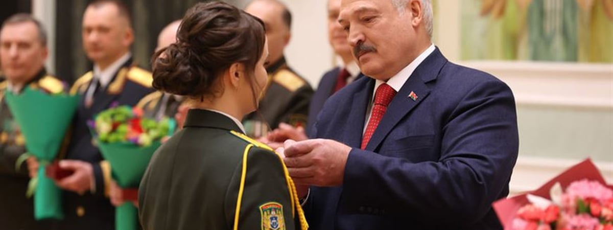 Лукашенко: Заставлять женщину, которая должна рожать, в армию отправлять на гибель верную - это глупость полная