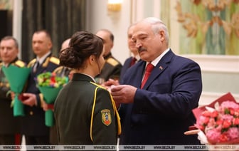 Лукашенко: Заставлять женщину, которая должна рожать, в армию отправлять на гибель верную - это глупость полная