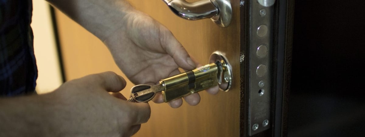 В Гродно мужчина застрял в собственной квартире — что случилось