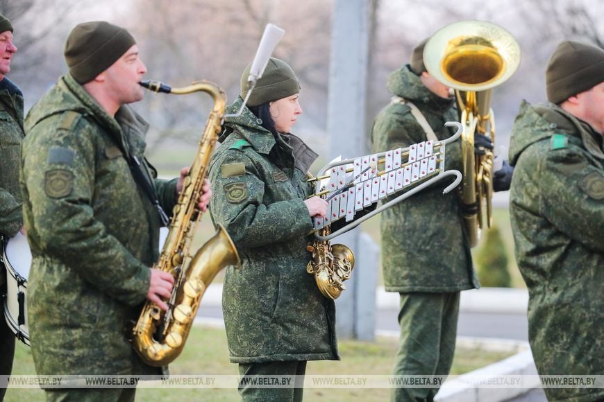 Под шубой у Деда Мороза - тельняшка. Десантники устроили праздник ребятам из Кобринской детской деревни