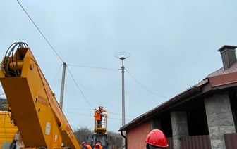 В Озерах на столбах установили платформы для гнезд аистов — посмотрите, как они выглядят