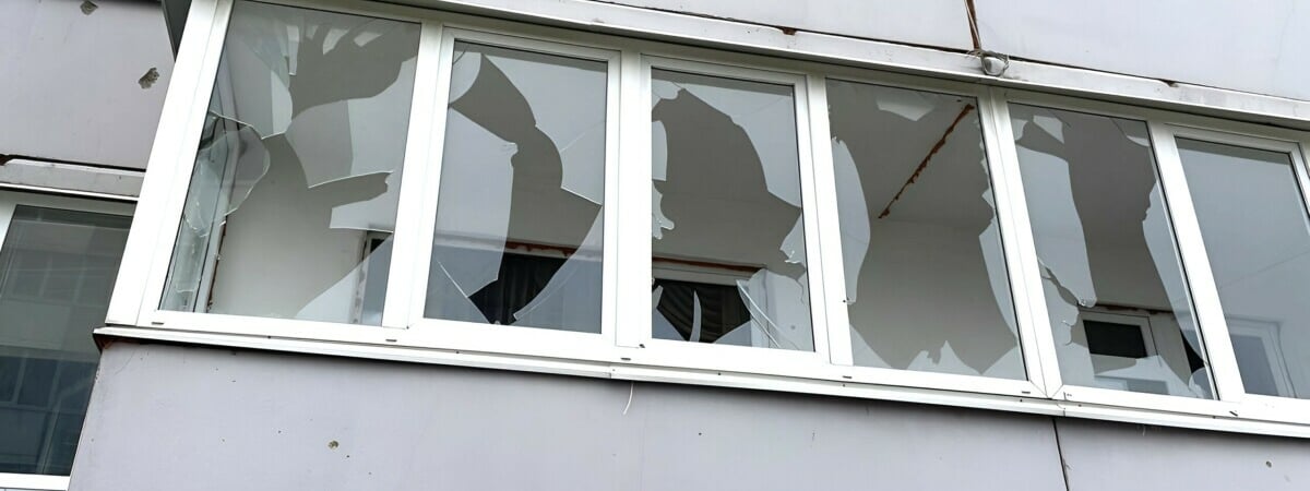 В Белгороде во время утреннего обстрела загорелось несколько автомобилей — Видео