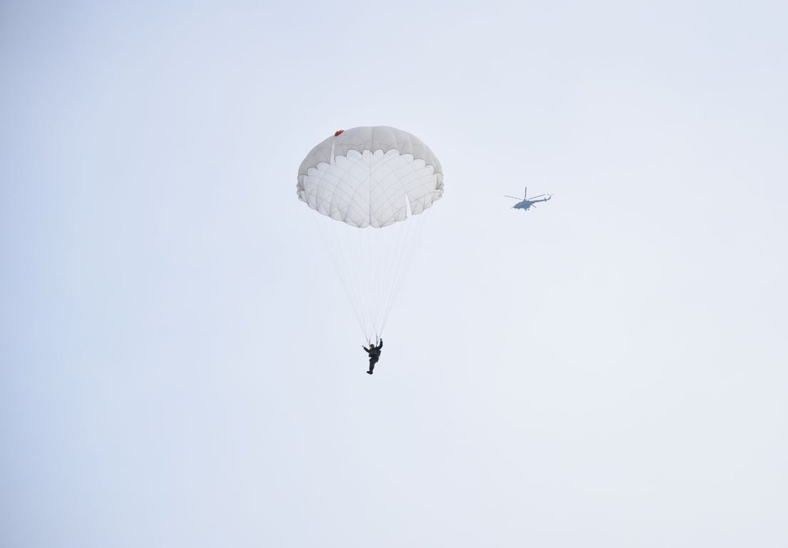 На полигоне «Брестский» военнослужащие совершили прыжки с парашютом — фоторепортаж