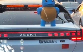 «Не сдержался…» — Китаец поставил на машину писающую черепашку, которая срабатывает при нарушении дистанции — Видео