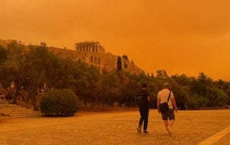 Греция превратилась в марсианский пейзаж из-за песка, принесённого из Сахары — Видео