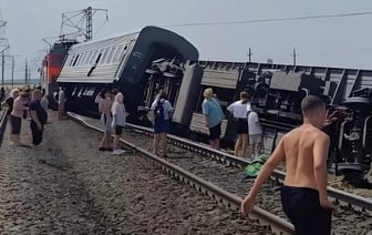 55 человек госпитализировали после ЧП с поездом под Волгоградом