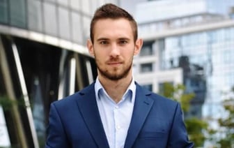 В детстве — кризис, а в 30 лет — миллионы. Гродненец построил бизнес на ИИ и Big Data — среди клиентов Rolls-Royce и Porsche