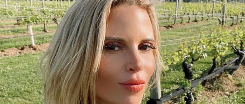 Американская модель подала в суд на авиакомпанию после того, как проглотила "битый пластик" в напитке.