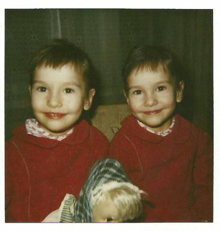 «Менялись местами в школе». «Забыла, что у меня двойня»: из жизни белорусских близнецов и их родителей