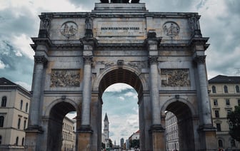 Возле Софийского собора в Полоцке выставлены для обозрения макеты исторических памятников